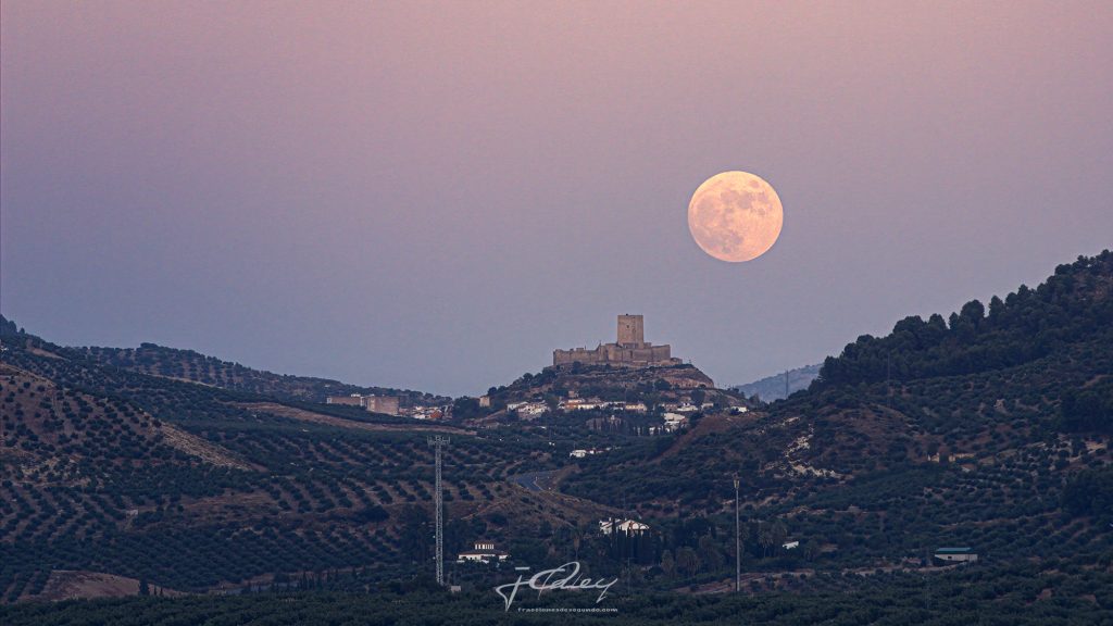 Luna llena sobre el castillo de Alcaudete