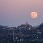 Luna llena sobre el castillo de Alcaudete